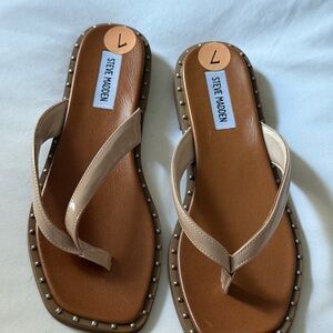 Steve Madden Quane Nude Patent
Studded Flip-Flop Size 7